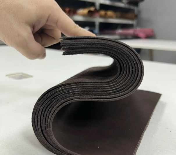 Кожа форматами (Краст черный кофе), 1.2-1.6 мм, без финиша, формат А2, А3, А4